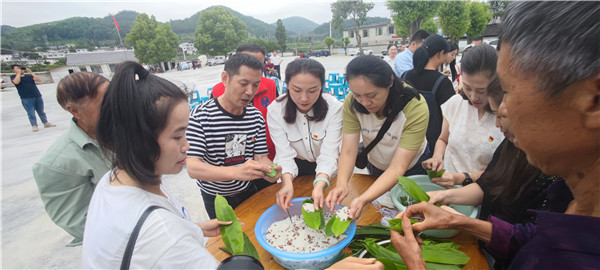 2023-6-21  貴州陽(yáng)光產(chǎn)權(quán)交易所開(kāi)展我們的節(jié)日·端午節(jié)主題實(shí)踐活動(dòng)暨鄉(xiāng)村振興調(diào)研活動(dòng)9.jpg