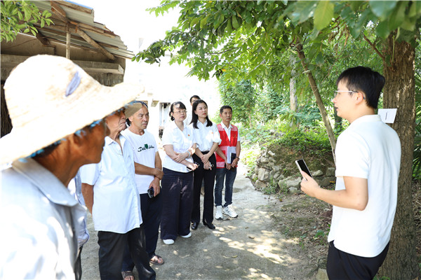 2023-8-31 貴州環(huán)交所黨支部、壩上村黨支部、貴陽產(chǎn)控集團(tuán)金融務(wù)鏈上企業(yè)黨支部聯(lián)合開展主題黨日活動3.jpg